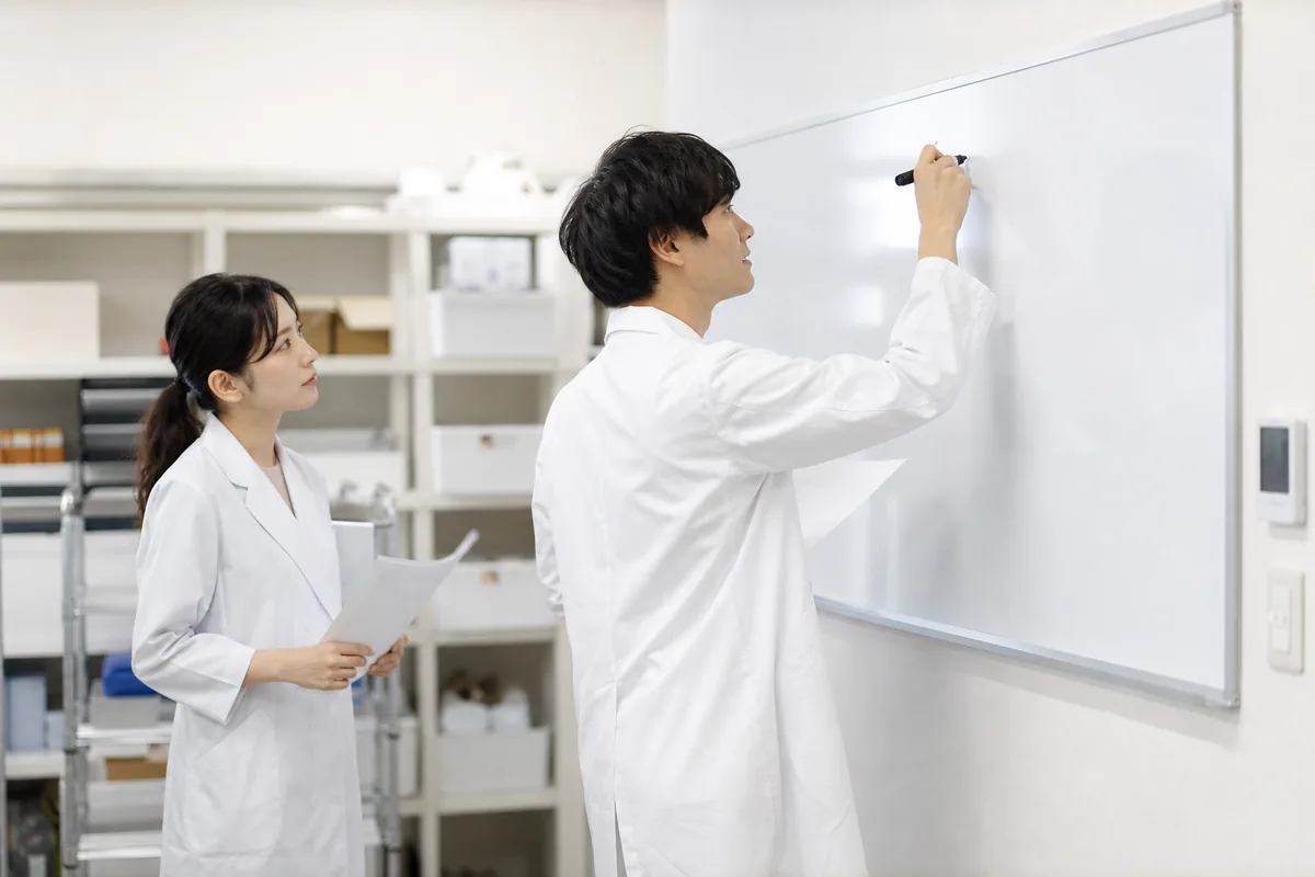 事務室でケースを整理する薬局スタッフ