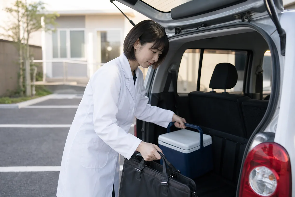 訪問に出発する薬剤師と社用車