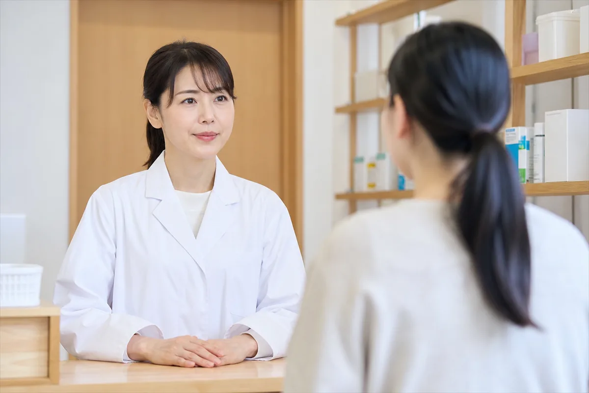カウンターで落ち着いて対応する薬剤師