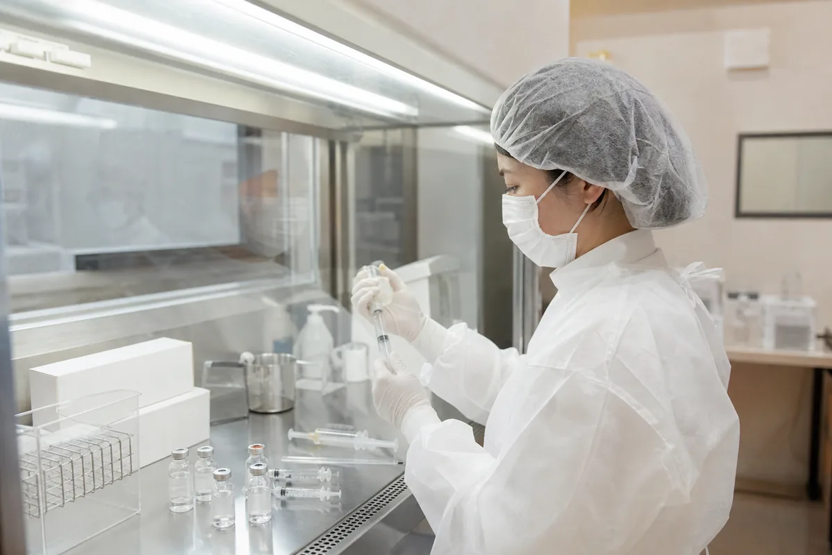 無菌調剤室でクリーンベンチに向かう薬剤師