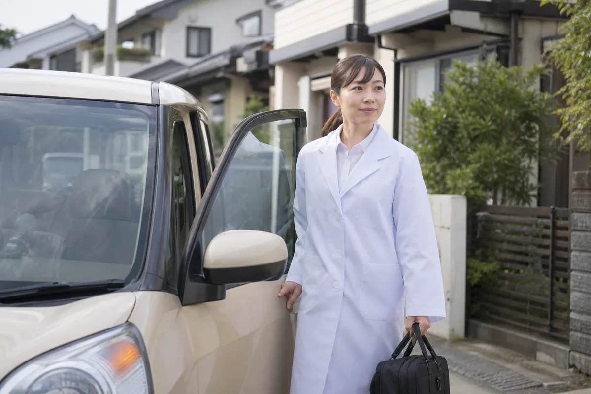 郊外の住宅地を訪問する薬剤師