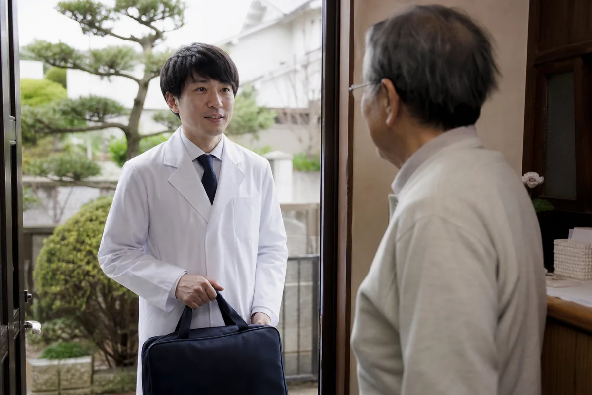 患者宅の玄関先で対応する訪問薬剤師