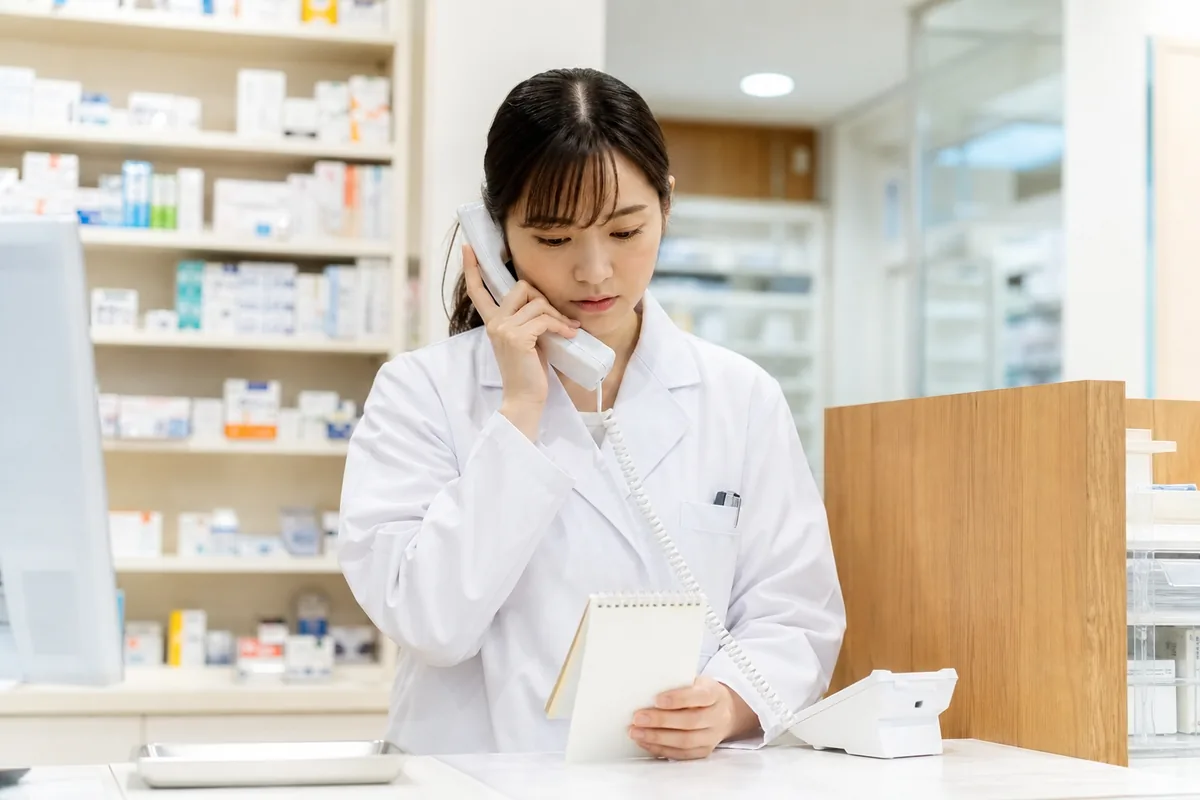 ケアマネジャーに電話で報告する薬剤師